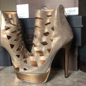 bebe Mila, size7, gold.